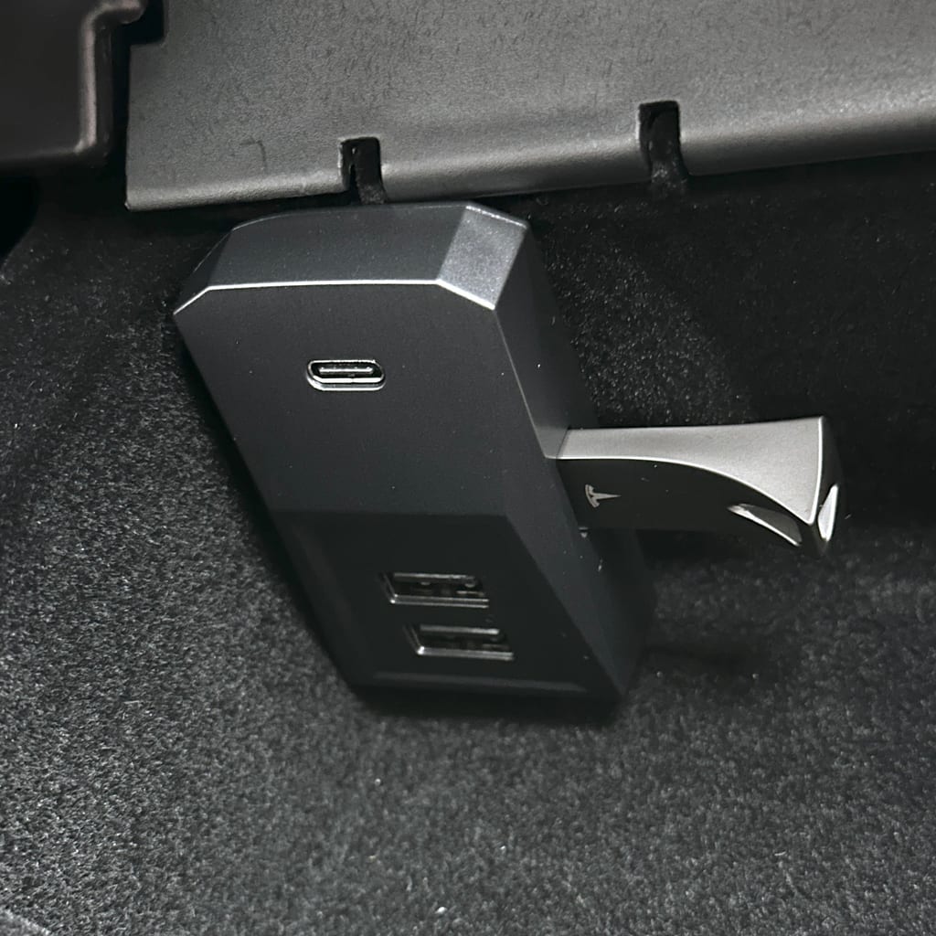 USB Glovebox Charging Hub (S/X/2024+ 3/Cybertruck)
